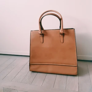  - Väska oanvänd i beige. Axelrem medföljer! Mötes upp i Uppsala annars står köparen för frakt🌞