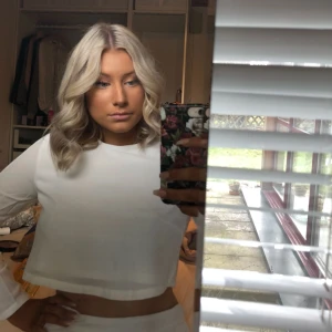  - Vit croppd tröja/blus från hannalicious kollektion för nakd, plaketter på sidan med tillhörande byxor. Aldrig använt pga för liten! Frakt står du för själv❤️❤️