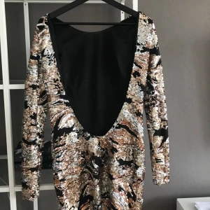  - Festblåsa från Rebecca Stella, endast använd en gång. Mycket snygg med djuprygg! 