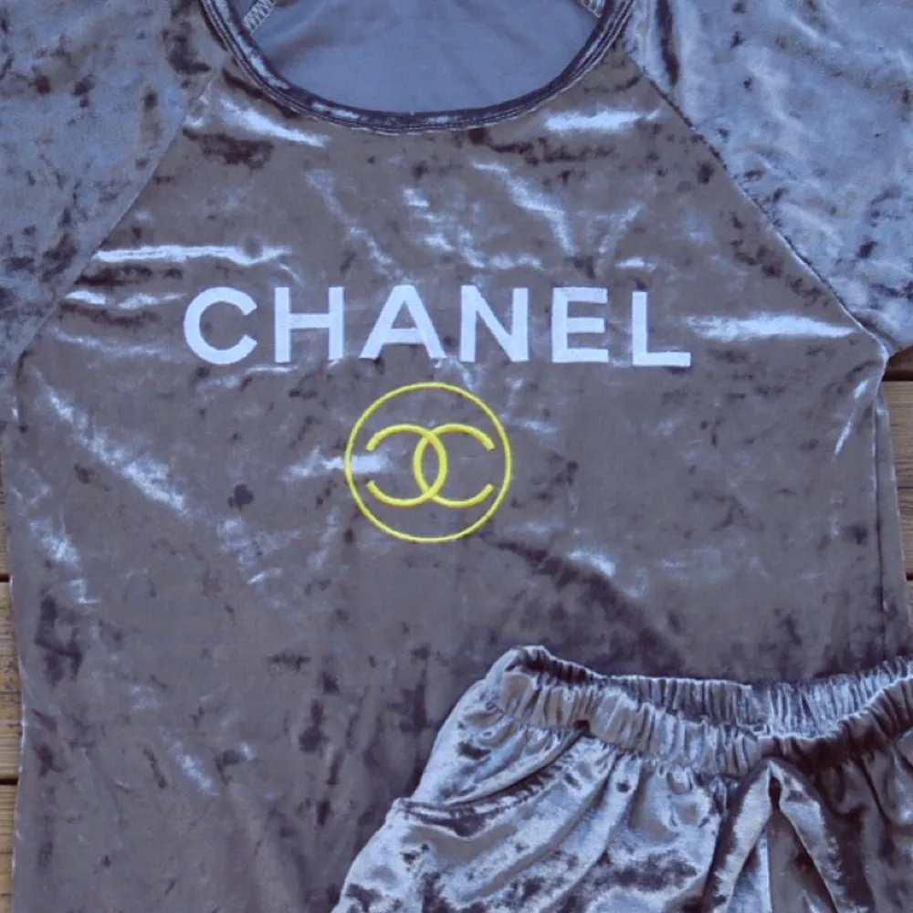 Unik Chanel 2-piece. 💖 / Ny/oanvänd / passar en xs-m pga stretch / frakt tillkommer på 45kr / swishbetalning . Övrigt.