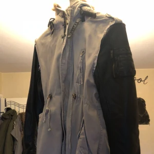  - Vinterjacka i storlek L, men funkar som en S/M Köpt på New Yorker för 400kr Knappt använd.   Kan skickas men köparen står för frakt. Kan även mötas upp i Gävle