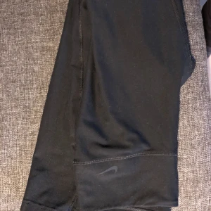  - Oanvända Nike byxor då de var för stora