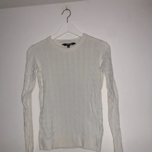  - Vit kabelstickad tröja från Ullared, använd fåtal gånger och är i nyskick, säljs då den alldrig används! 💗 + frakt 50 kr 🌸