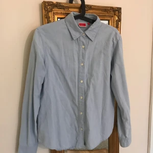  - Jeansskjorta Storleken är ungefär 38, står 2 inne i skjortan 