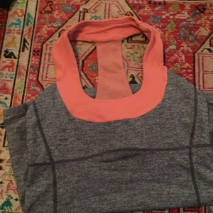  - 20 kr for two sport tops with support. Used a few times. Size S