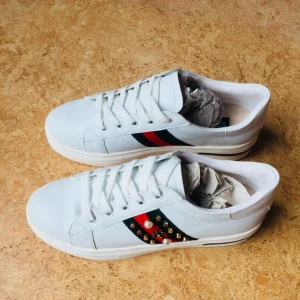  - Skor för damer. Storlek 36-37 Köpte dem som present till min tjej men storlek är fel.