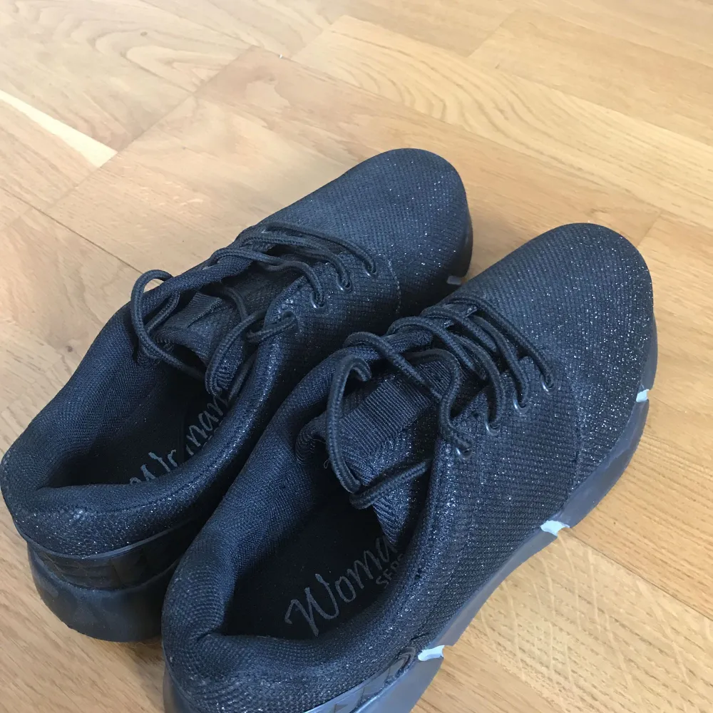 Unika och skitsnygga svartglittriga sneakers! Köpta i en skoaffär i Portugal men är helt oanvända ändå🤩🤩. Skor.