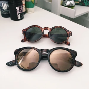  - Två par solglasögon från Monki. Nästan aldrig använda. Säljes då jag har för många solglasögon. 100 för båda. 