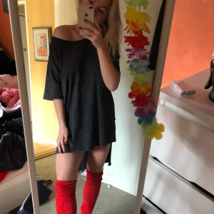  - T-shirt klänning, fräck med gråmelerad färg. Perfekt till ett par skinnbyxor eller barbent/strumpbyxor och favoritskorna i vår/sommar 🌷 fint skick! Frakt; 40kr