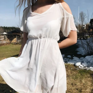  - Vit sommarklänning, perfekt till student och midsommar! Öppen i rygg och över axlar. Har tyvärr klippt bort lapparna, så vet ej storlek men skulle tippa på 34! 