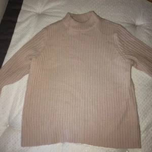  - Rosa tröja med kort krage Köparen står för frakten😃