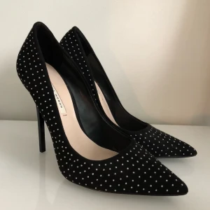  - Helt oanvända nya klackar med spets och fina små nita som detaljer. 