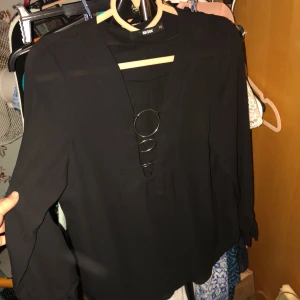  - Blus från bikbok med silverringar