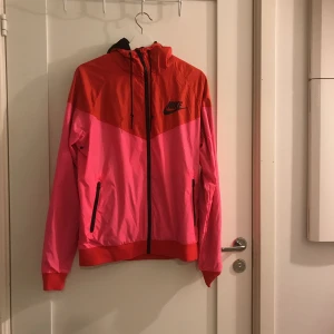  - Nike jacka med luva. Säljs på grund av förnyande av min garderob. Jag kan dessvärre inte frakta men möter gärna upp dig i centrala Västerås eller i centrala Stockholm. Hör av dig om det här faller dig i smak :)