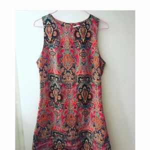  - Paisleymönstrad klänning från Asos som passar någon med XS/S. Den går bra att användas instucken i brallor som linne också eftersom det är en ganska kort modell. Se gärna mina andra annonser, garderobrensar denna vecka. 
