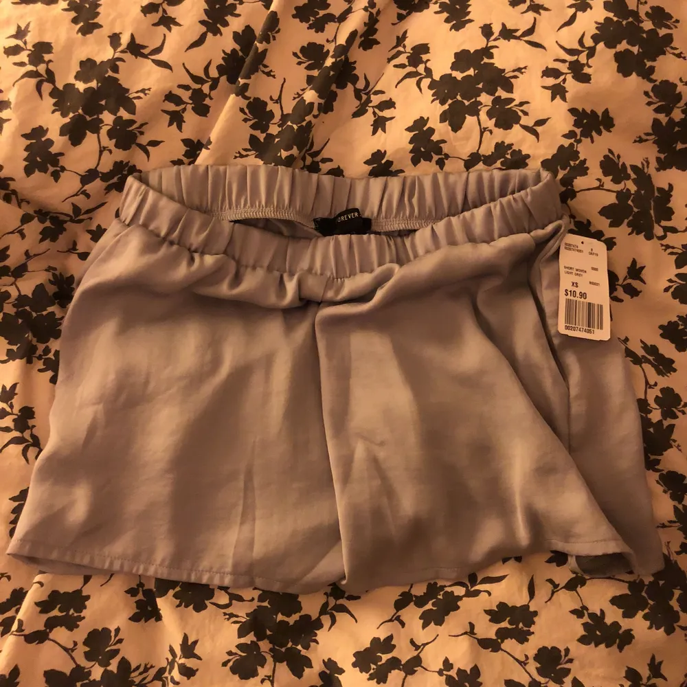 Superfina shorts, som är för små för mig. Aldrig använda med prislapp kvar från forever 21. Färg grå. Shorts.