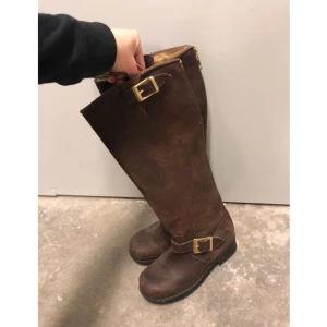  - Nästan helt oanvända Johnny Bulls, använda kanske 5 gånger.  Dem är i storlek 35 men passar mig perfekt som i vanliga fall har storlek 36 