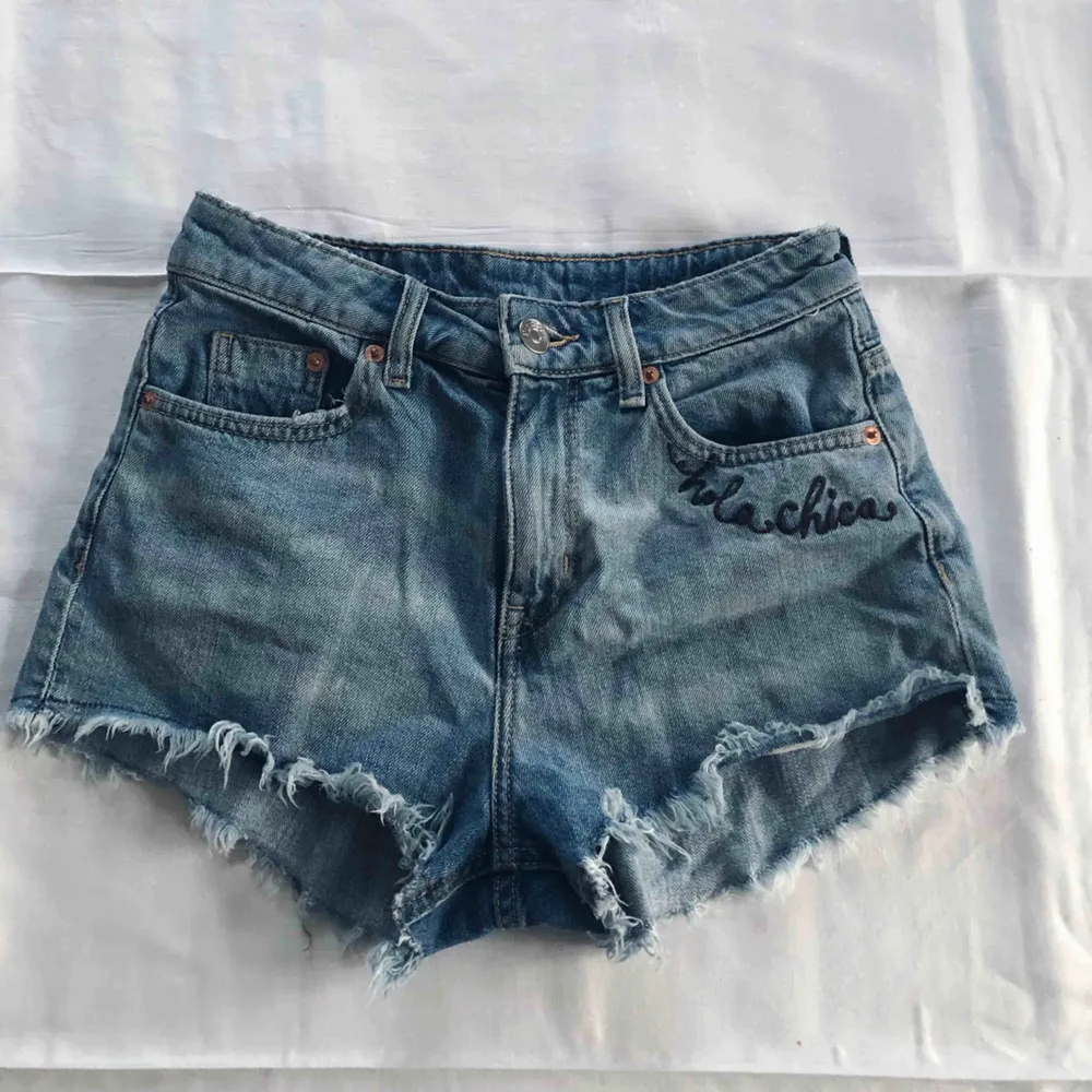 Snygga shorts från H&M med en cool tiger på bakfickan. Tyvärr för små för mig:( därför jag säljer de. Köpare står för frakt, kontakta mig för frågor.. Jeans & Byxor.