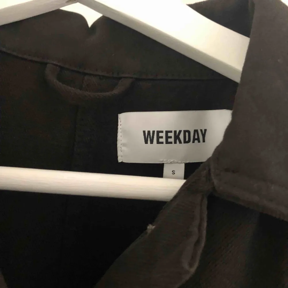 Super fin svart jacka från WeekDay!  Knappt använd.  Köparen står för frakten . Jackor.