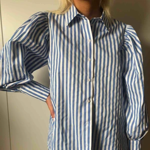  - Randig skjorta med puffärm använd en gång. 