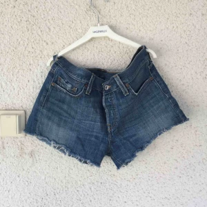  - Levi’s shorts med tre knappar