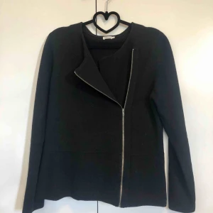  - Knappt använd kofta från Filippa K. Storlek M, köparen betalar frakt 