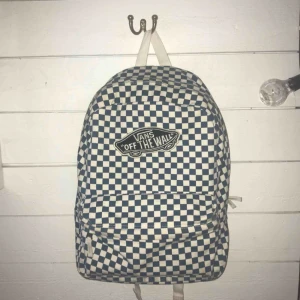  - Blårutig ryggsäck från Vans! 💙 Kan mötas upp i Gävle eller frakta då köparen står för kostnaden 🏁 !Kolla gärna in andra plagg jag säljer!