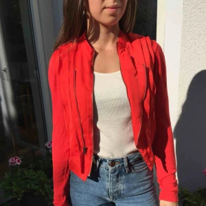  - Tunn sommarjacka från BCBGmaxazria. Jackan är i storlek XXS, men passar storlek XS-S. Använd, men i bra skick.