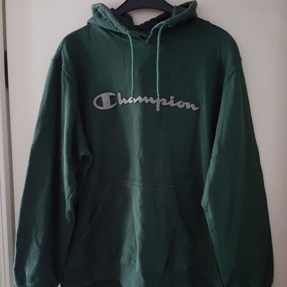 Vintage mörkgrön Champion tröja i fint skick. Storlek XL men skulle nog mer säga ca M/L. Kan skickas om köparen står för fraktkostnaden som blir 90kr.. Övrigt.