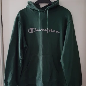  - Vintage mörkgrön Champion tröja i fint skick. Storlek XL men skulle nog mer säga ca M/L. Kan skickas om köparen står för fraktkostnaden som blir 90kr.