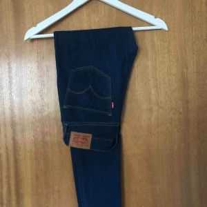  - LEVIS Jeans i modellen 721 High Rise Skinny strl 26/28  Mycket sparsamt använda, väldigt bra skick! Frakt: 59kr