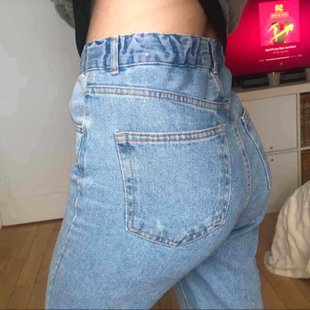 Mom jeans med lite rakare  lite pösigare ben, ser ut som typiska vintage jeans . Använda cirka 1-2 gånger så de är som nya nya💕  . Jeans & Byxor.