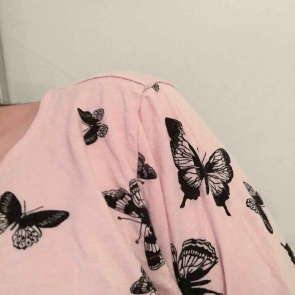 En ljus rosa tröja med svarta fjärilar. Den saknar storlekslapp men skulle gissa att det är en S/M. Den är från h&m och är i bra skick. Betalas med swish och köparen står för frakt.😊. Tröjor & Koftor.