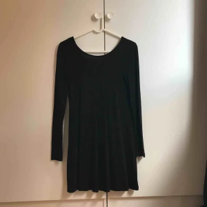  - Svart långärmad klänning i tunt material, storlek S. Använd 1-2 gånger. Köparen står för frakt, kan mötas upp i Lund/Malmö. 