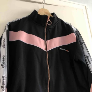  - En cropped hoodie från Ellesse. Storlek medium/36-38, damstorlek. Skick: 7.5/10. Levereras nytvättad. Finnes på Södermalm, Stockholm. Kan postas men då står Du för frakten, (55kr). Mvh Marija & Nugget