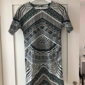  - Fräsch sommarklänning i bra skick. Frakt ingår i priset