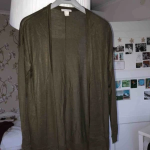  - Mörkgrön kofta i finstickat tyg. (Ser lite brunaktig ut på bilden..) Köpt på Hm basic.