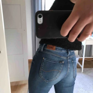  - Superfina tighta jeans från Lee. Fint skick och sitter toppen på mig som i vanliga fall är en 26 (dock är det väldigt stretchiga) :) 