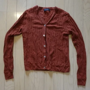  - Mjuk skön kofta. Mörkorange färg typ. 