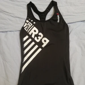  - Träningslinne från Reebok. Knappt använt! Sitter som en smäck! 