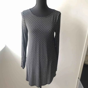  - Mönstrad klänning i skönt material. Knappast använd så i mycket fint skick! Köparen står för frakten 🖤