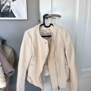 Vårjacka - En väldigt classy cremevit jacka. Använd en gång. Köparen står för frakten.