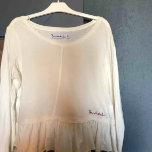  - Jättefin långärmad tröja den är använd endast fåtal gånger och i jättebra skick