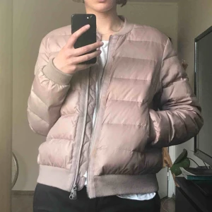  - Vårig bomberjacka från Odd Molly, 2000 kr i nypris, två små hål som har överlappats (ett på vänster armbåge och ett högt uppe på ryggen). Kan mötas upp i Stockholm eller posta, frakt tillkommer 🌞