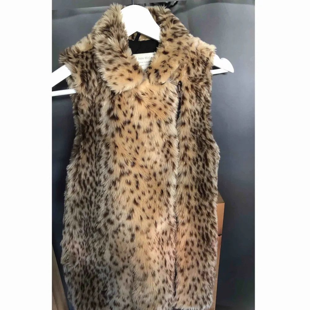Leopard Pälsväst (ej äkta päls) Köpt på Zara i strl 148 men jag skulle säga att det motsvarar XS Väldigt fint skick!  . Toppar.