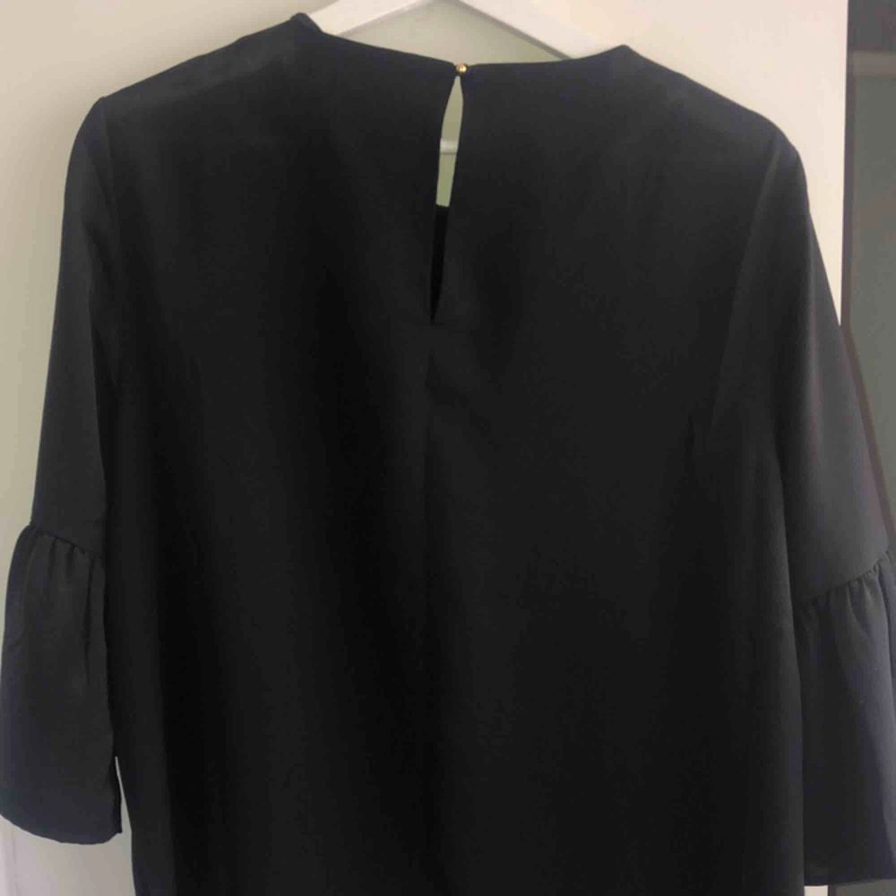 En svart blus med en super fin spetskrage! även denna är oanvänd💛pris kan diskuteras💛frakt står köparen för:) kram💓 . Blusar.