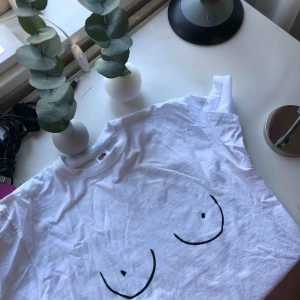  - Brösttröja från supportgirlsuf. I fint skick och endast använd en gång på en halloweenfest. Frakt ingår i priset annars möts vi upp i Örebro.