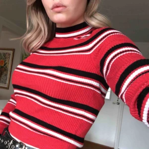 Randig tröja - Super snygg tröja som sitter hur snyggt som helst. Köpare står för frakt. Pris kan diskuteras vid snabb affär.😊