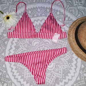  - Meloonpro bikini! Helt ny oanvänd med lappar och förpackning kvar. Elin Skoglund & Josefine Eriksson kollektionen. Överdelen har knytband i ryggen och reglerbara axelband. Nypris 499 kr. 