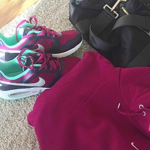  - Nike Air Max i storlek 40 (mer som 39,5) och Nike hoodie i storlek S/M. Säljes tillsammans. Min bild. Använt en, max två gånger.